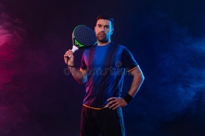 Homme En Tenue De Sport Jouant Un Match De Padel Banque D'Images et Photos  Libres De Droits. Image 191291160