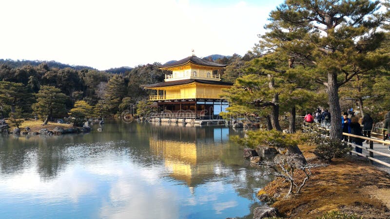 Padiglione dorato di Kinkakuji a Kyoto, Giappone fotografia stock libera da diritti Padiglione dorato di Kinkakuji a Kyoto, Giappone fotografia stock libera da diritti