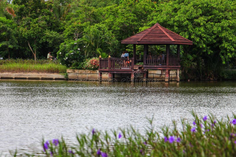 Download Padiglioni di Waterside fotografia stock. Immagine di full - 56880454