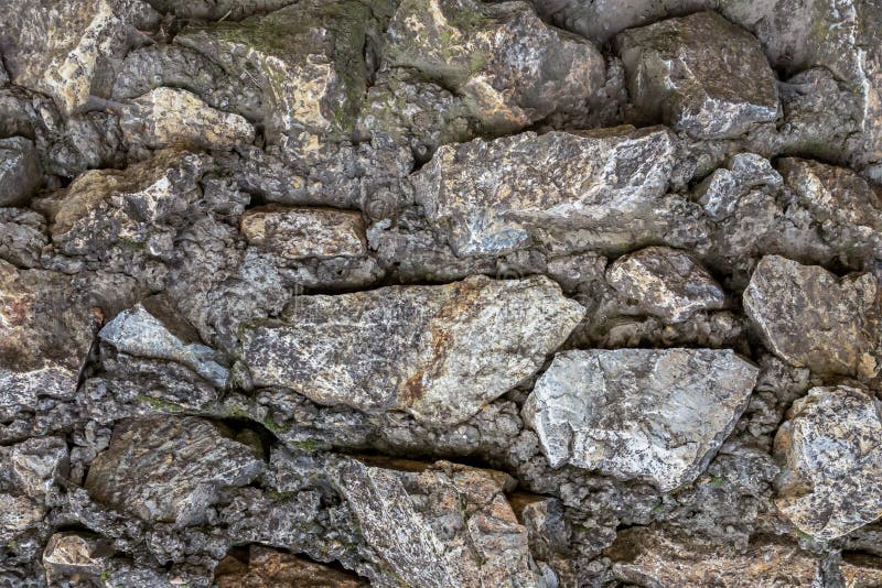 Muro De Pedra Calcária De Grandes Pedras Granitas. Uma Parede De Pedras  Fixada Com Argamassa De Cimento. Imagem de Stock - Imagem de cobblestona,  sujo: 218194613