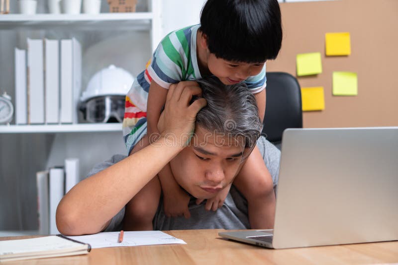 Padre asiatico cerca di lavorare all'ufficio di casa con un portatile e una figlia nel caos. nuovo stile di vita normale durante
