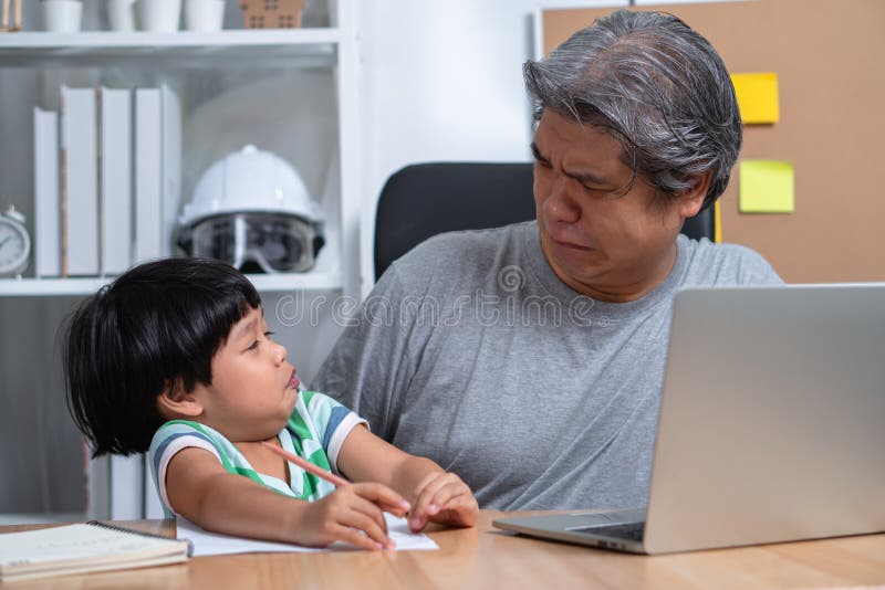 Padre asiático intenta trabajar en la oficina del hogar con una laptop con una hija que cayó en el caos. nuevo estilo de vida norm
