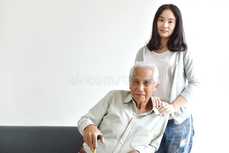 Padre asiÃ¡tico y hija adulta, Cuidando a los padres mayores, Feliz relaciÃ³n familiar