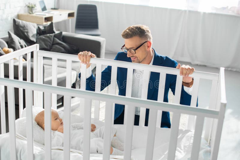 padre bello nell'usura convenzionale che si siede vicino alla figlia infantile fotografie stock padre bello nell'usura convenzionale che si siede vicino alla figlia infantile fotografie stock