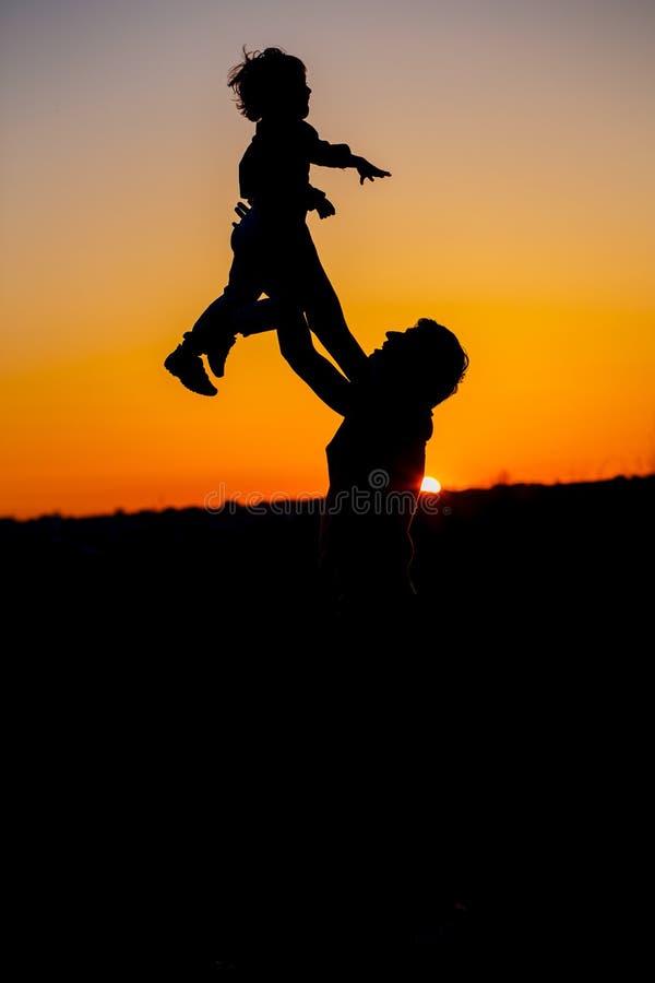 Padre cariñoso y su pequeño hijo que tienen fan junto al aire libre Familia feliz paternidad Niño pequeño y su jugar del papá fotos de archivo libres de regalías Padre cariñoso y su pequeño hijo que tienen fan junto al aire libre Familia feliz paternidad Niño pequeño y su jugar del papá fotos de archivo libres de regalías