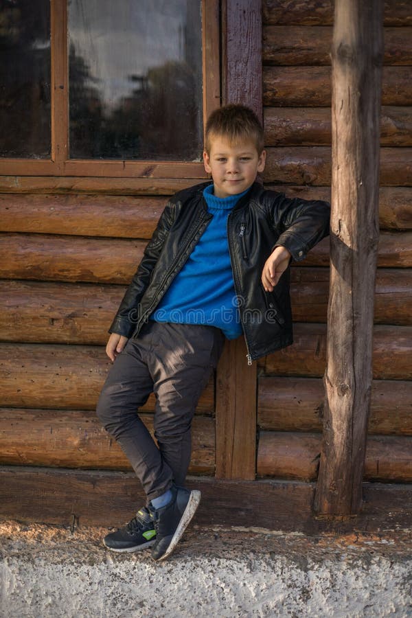 Padre che abbraccia suo figlio all'aperto sulla panchina. momenti preziosi tra papà e figlio fotografie stock libere da diritti