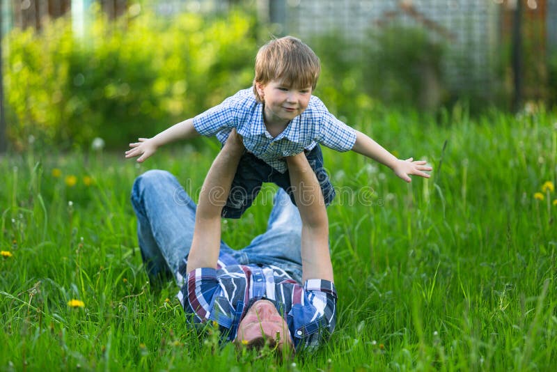 Padre Che Gioca Con Il Suo Piccolo Figlio Fotografia Stock Immagine