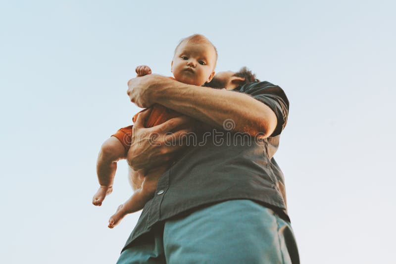 Padre che tiene in braccio lo stile di vita di un neonato familiare padre e figlio