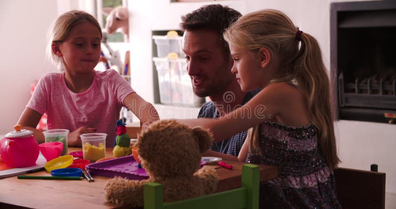 Padre And Children Playing con la modellistica del Clay In Bedroom