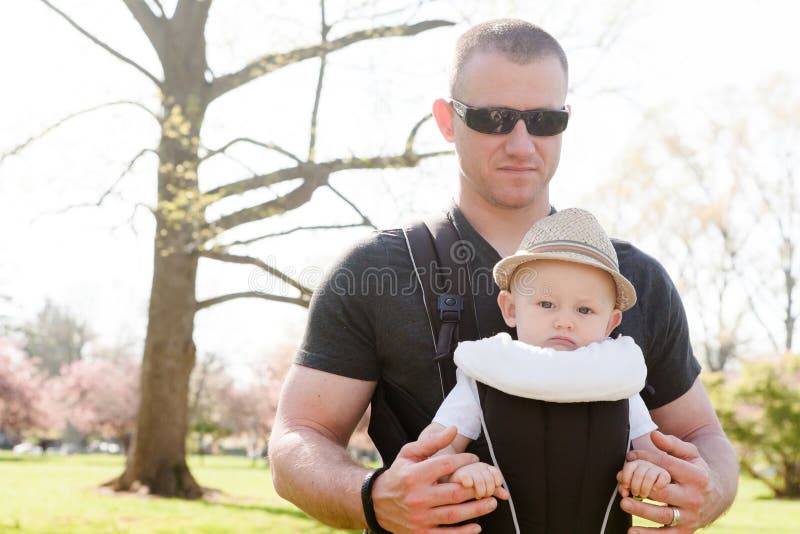 Padre con el hijo en portador de bebé imágenes de archivo libres de regalías Padre con el hijo en portador de bebé imágenes de archivo libres de regalías
