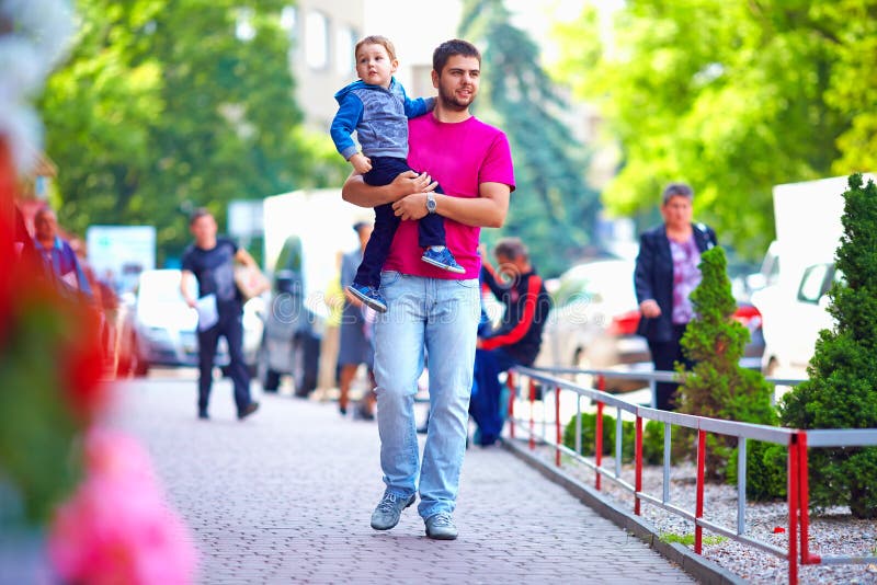 Padre con el hijo que camina la calle de la ciudad fotos de archivo Padre con el hijo que camina la calle de la ciudad fotos de archivo