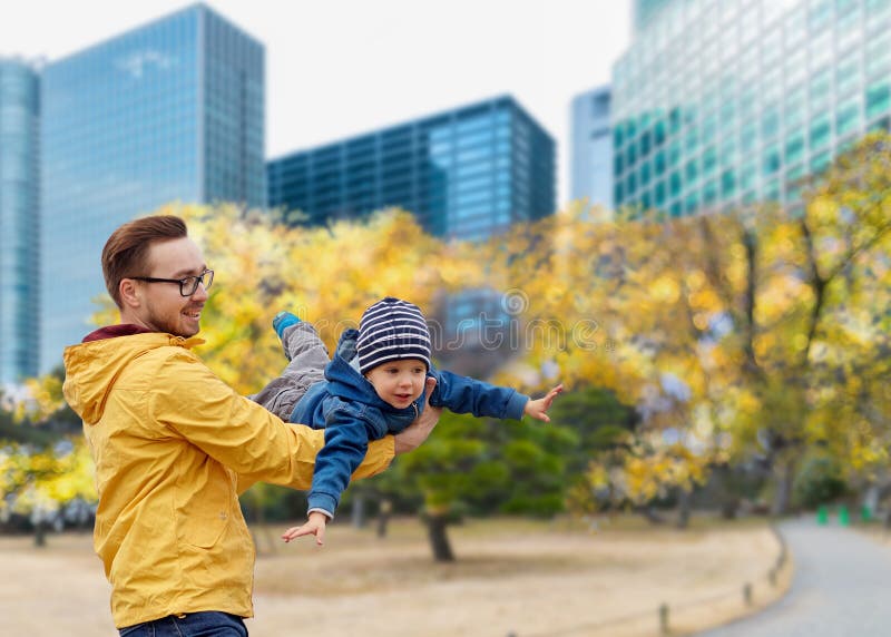Padre con il figlio divertendosi nella città di Tokyo di autunno immagine stock Padre con il figlio divertendosi nella città di Tokyo di autunno immagine stock