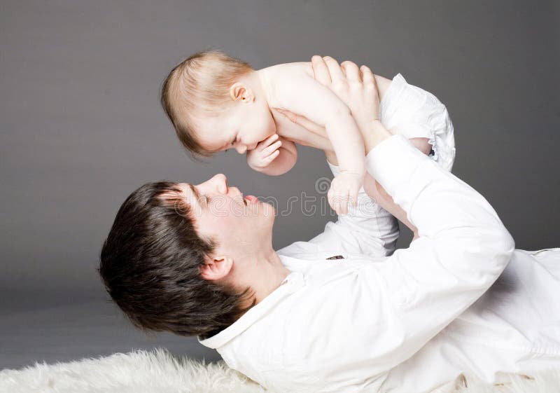 padre con il suo neonato. fotografie stock padre con il suo neonato. fotografie stock