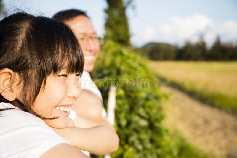Padre con la hija que mira la visión imágenes de archivo libres de regalías Padre con la hija que mira la visión imágenes de archivo libres de regalías