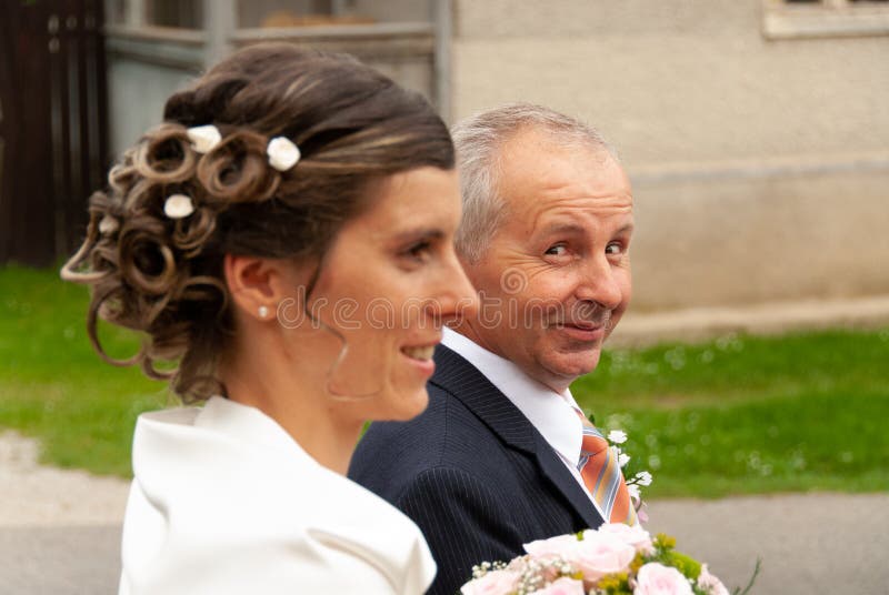 Padre de la sonrisa de la novia imagenes de archivo Padre de la sonrisa de la novia imagenes de archivo