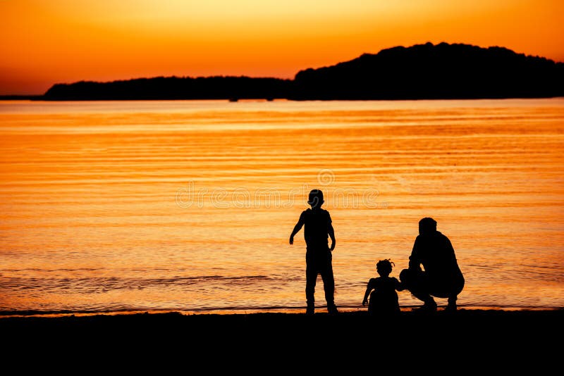 Padre e bambini al tramonto fotografie stock libere da diritti Padre e bambini al tramonto fotografie stock libere da diritti