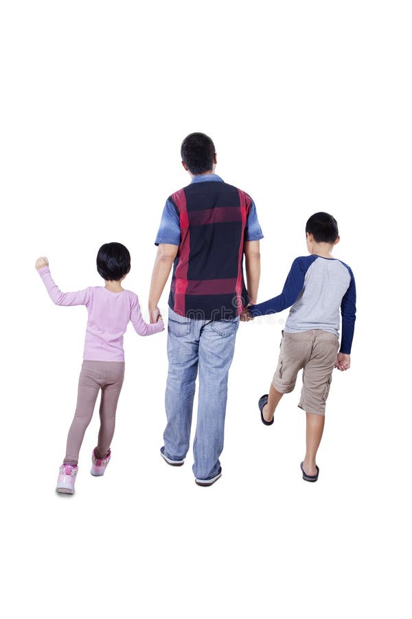 Padre e bambini che camminano nello studio immagini stock libere da diritti