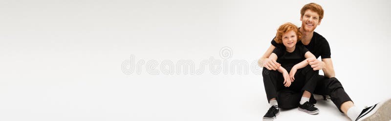 Padre e figlio con i capelli rossi allegri fotografia stock