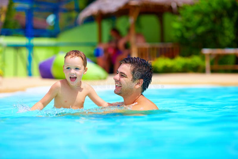 Padre e figlio divertendosi nello stagno, vacanze estive fotografie stock libere da diritti Padre e figlio divertendosi nello stagno, vacanze estive fotografie stock libere da diritti