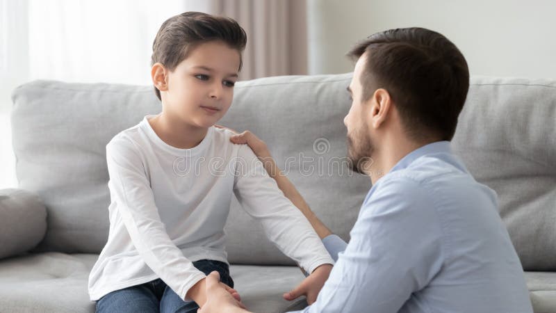 Padre E Figlio Piccolo Che Ha Il Cuore Al Cuore Che Parlano Al Chiuso Fotografia Stock - Immagine di confidente, aiuto: 165812378