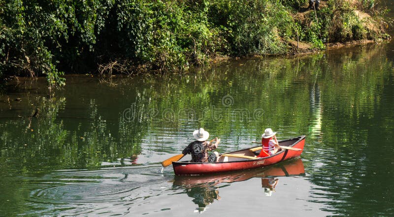 Padre e hija Canoeing en el río fotografía de archivo Padre e hija Canoeing en el río fotografía de archivo
