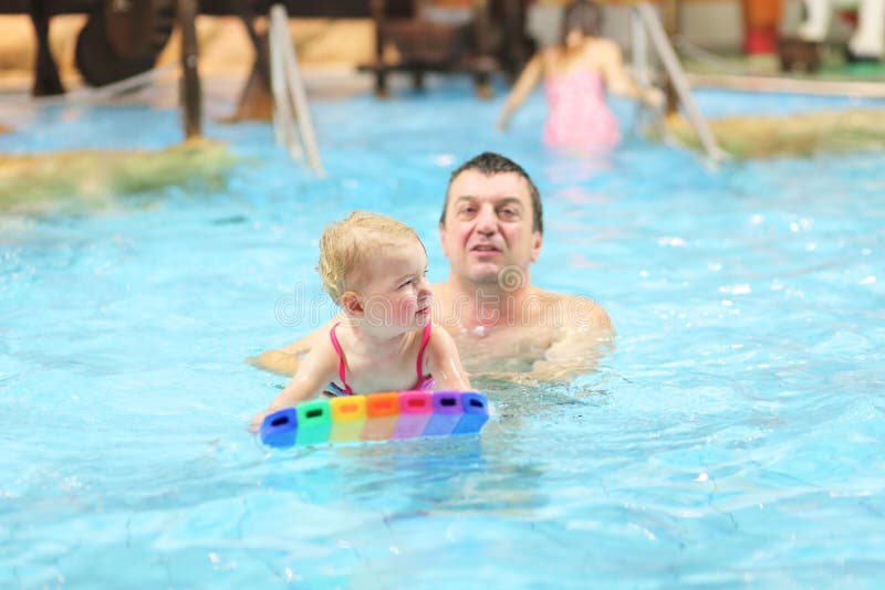 El Papá Enseña Su Hija Nadar Fotos De Stock Download 13