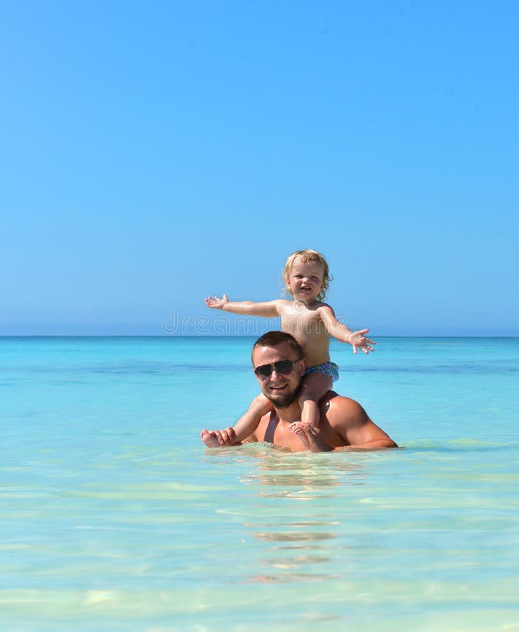 Padre e hija Papá que detiene al bebé de dos años en cuello fotos de archivo libres de regalías Padre e hija Papá que detiene al bebé de dos años en cuello fotos de archivo libres de regalías