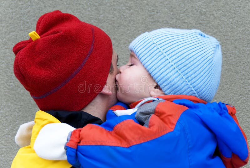 Padre e hijo - el beso fotografía de archivo libre de regalías Padre e hijo - el beso fotografía de archivo libre de regalías