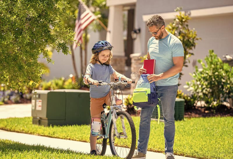 Padre e hijo en la aventura ciclista. padre e hijo dúo pedaleando a través de un paisaje pintoresco. padre de apoyo guiando a su h foto de archivo