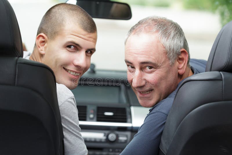 Padre e hijo mirando hacia atrás y sonriendo mirando