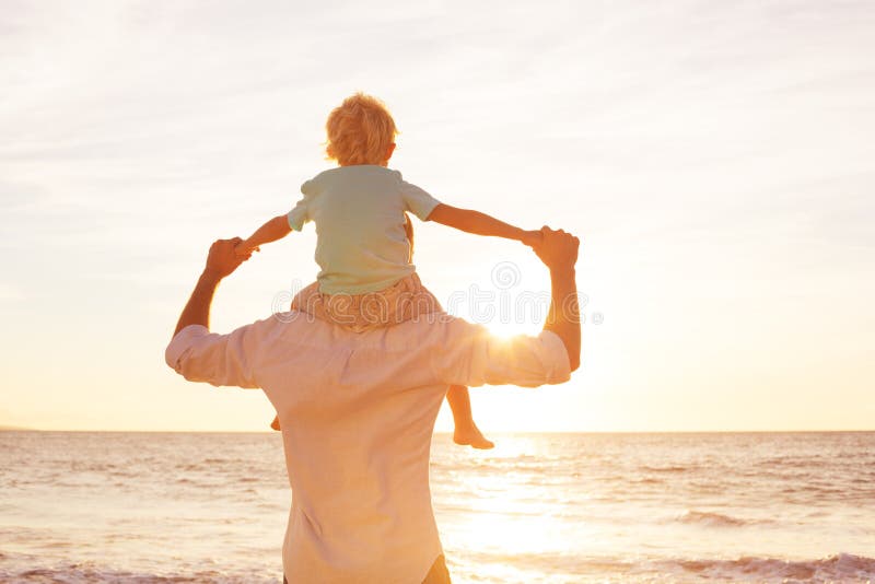 Padre e hijo que juegan en la puesta del sol imágenes de archivo libres de regalías Padre e hijo que juegan en la puesta del sol imágenes de archivo libres de regalías
