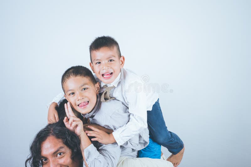 Padre e hijos foto de archivo libre de regalías Padre e hijos foto de archivo libre de regalías
