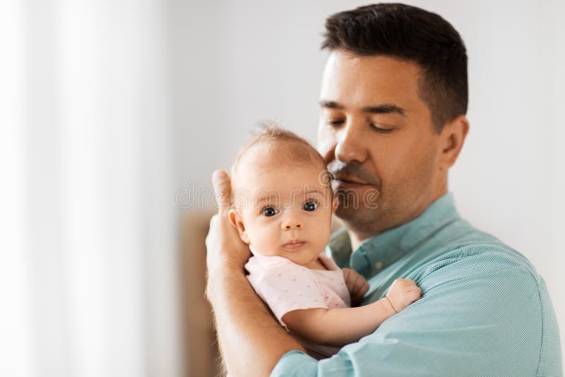 Padre envejecido medio con la hija del bebé en casa imagen de archivo libre de regalías Padre envejecido medio con la hija del bebé en casa imagen de archivo libre de regalías