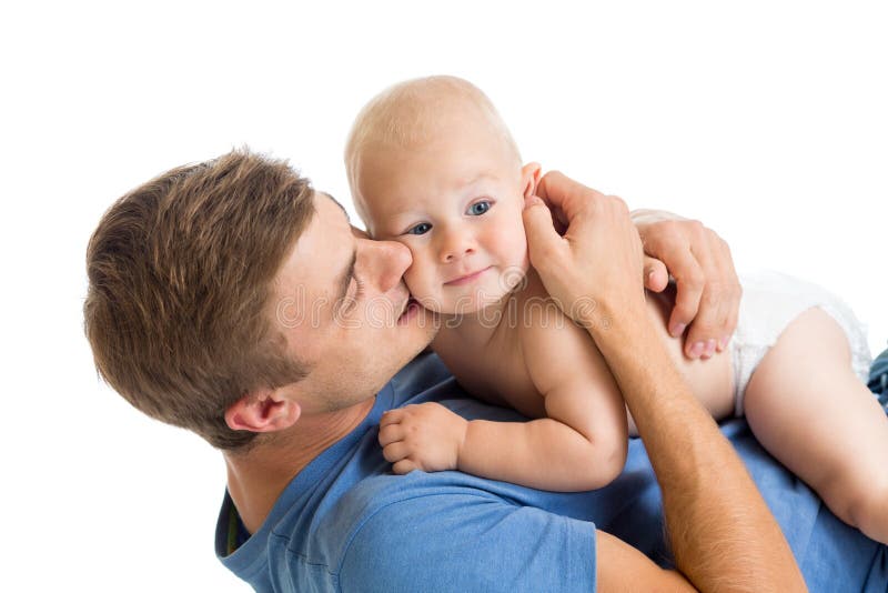 Padre felice che bacia suo figlio del bambino fotografia stock libera da diritti Padre felice che bacia suo figlio del bambino fotografia stock libera da diritti