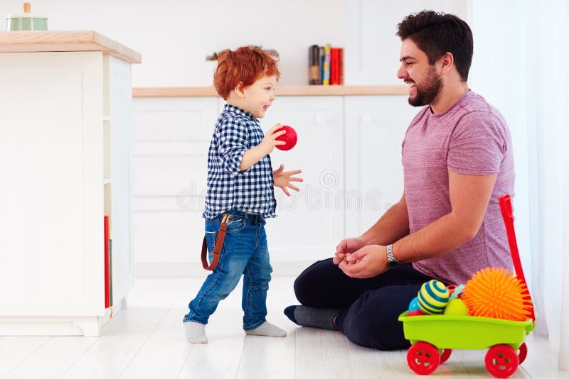Padre felice che gioca con il figlio sveglio del bambino del bambino a casa, giochi della famiglia fotografie stock libere da diritti Padre felice che gioca con il figlio sveglio del bambino del bambino a casa, giochi della famiglia fotografie stock libere da diritti