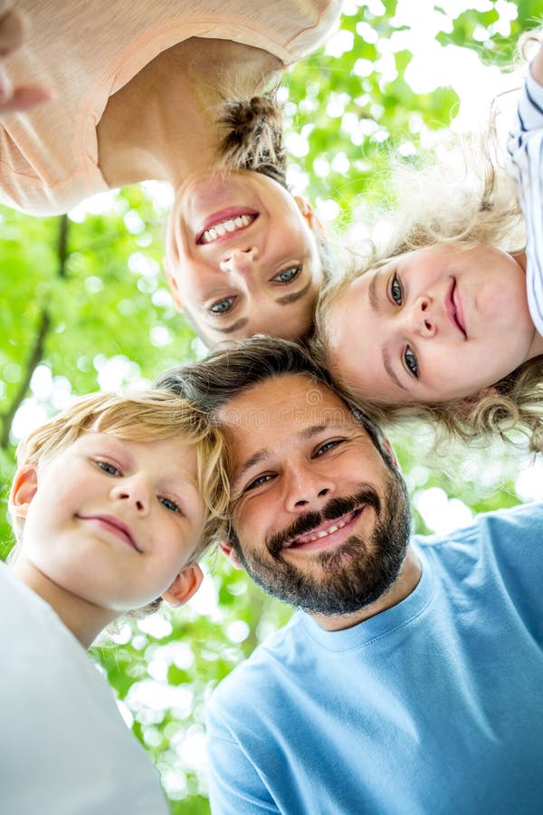 Padre felice con la famiglia immagine stock Padre felice con la famiglia immagine stock