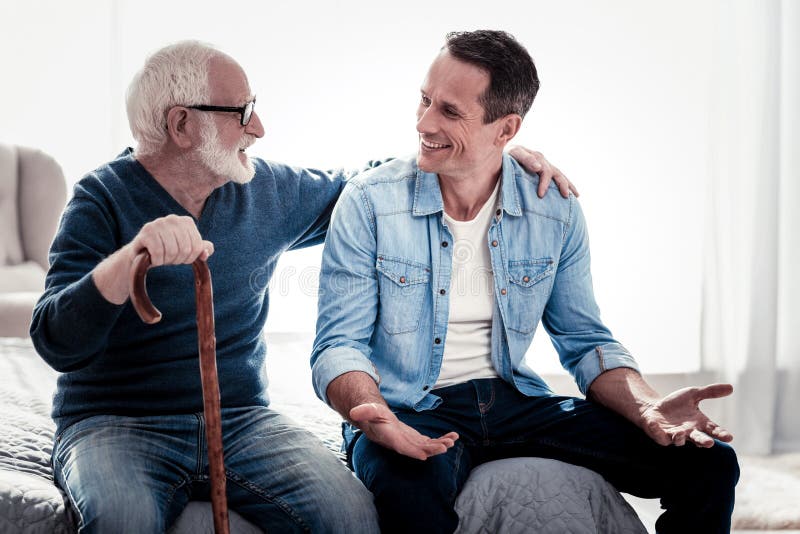 Padre felice e figlio positivi che si divertono fotografie stock Padre felice e figlio positivi che si divertono fotografie stock