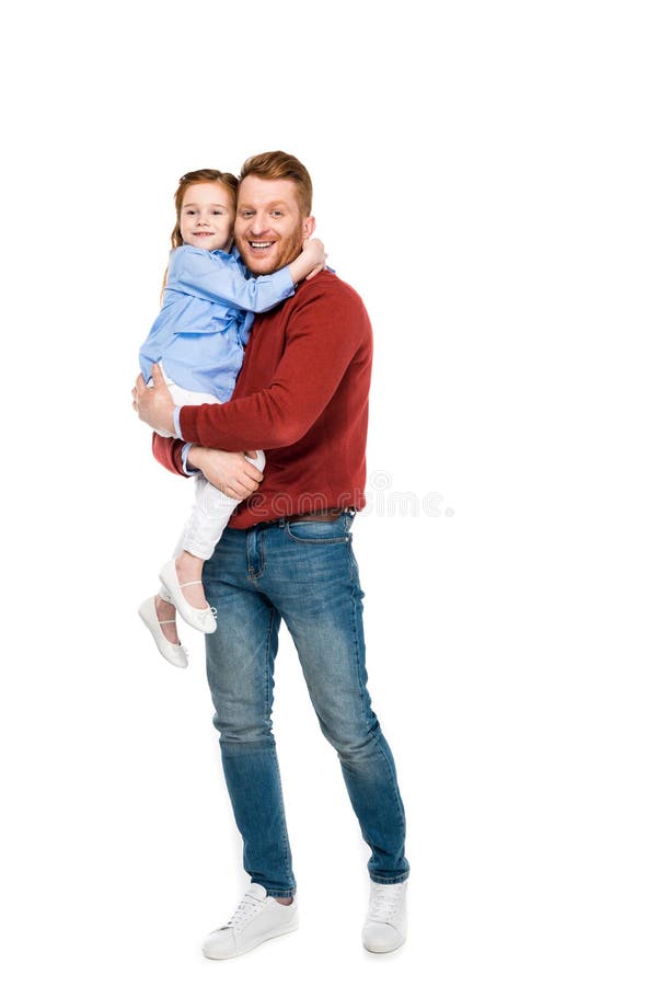 Padre feliz e hija que abrazan y que sonríen en la cámara fotos de archivo libres de regalías