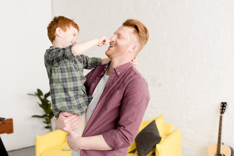 Padre feliz e hijo que se divierten junto foto de archivo