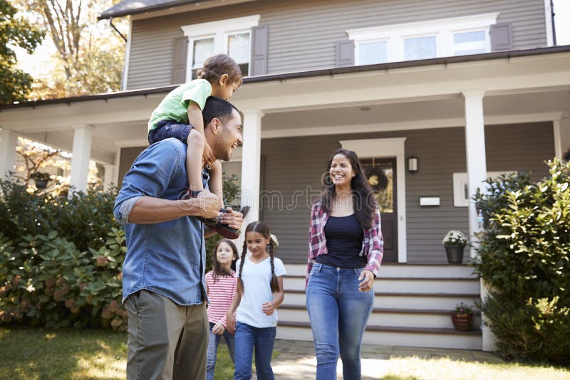 Padre Gives Son Ride sulle spalle come Camera di permesso di famiglia immagini stock libere da diritti Padre Gives Son Ride sulle spalle come Camera di permesso di famiglia immagini stock libere da diritti