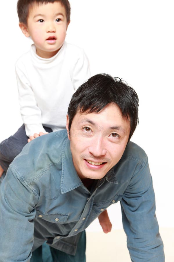 Padre Japonés Y Su Caballo-paseo Del Juego Del Hijo Foto de archivo -  Imagen de muchacho, tiro: 43632106