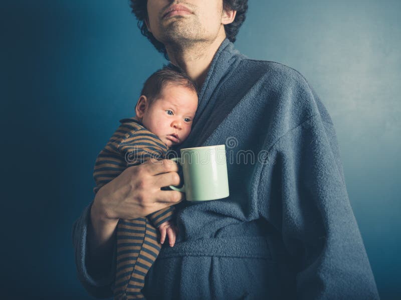 Padre orgulloso con bebé y mugre foto de archivo libre de regalías