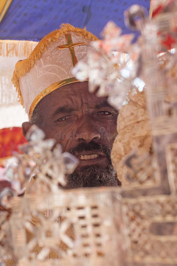 Padre ortodoxo durante Timkat imagem de stock Padre ortodoxo durante Timkat imagem de stock