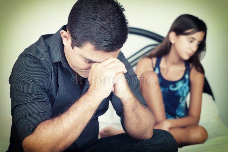 Padre preocupante con su hija adolescente preocupada imagenes de archivo Padre preocupante con su hija adolescente preocupada imagenes de archivo
