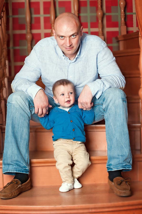 Padre que juega con su hijo fotografía de archivo libre de regalías Padre que juega con su hijo fotografía de archivo libre de regalías