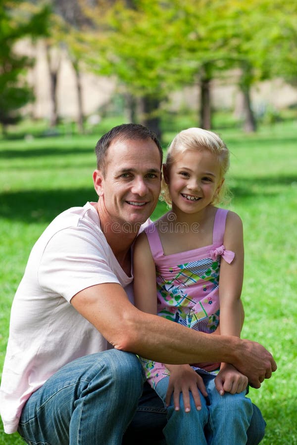 Отец и дочь 10 лет. Фотосессия в парке папа и Дочки. Папа с девочкой подростком. Папа с дочкой 8 лет. Подростки папой видео