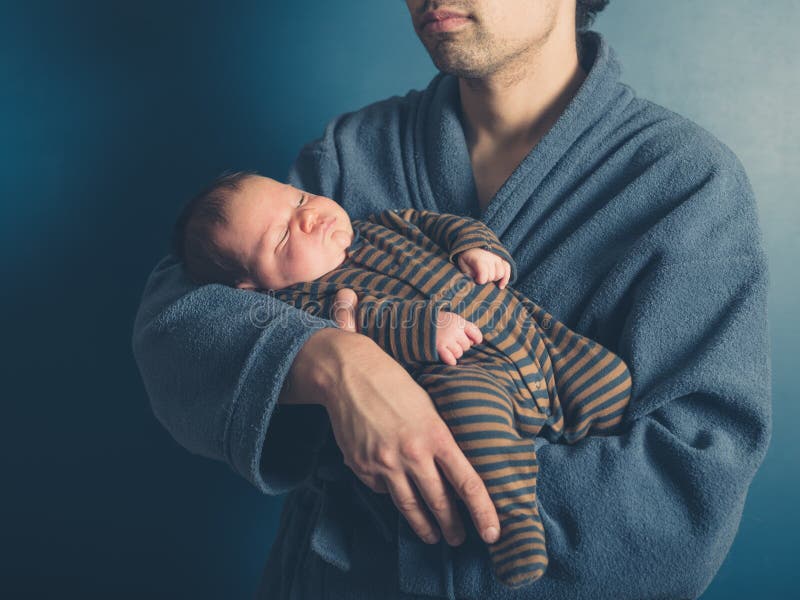 Padre sosteniendo a su hijo bebé foto de archivo libre de regalías