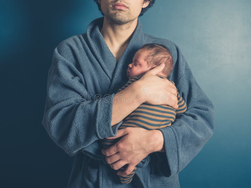 Padre sosteniendo a su hijo bebé imágenes de archivo libres de regalías