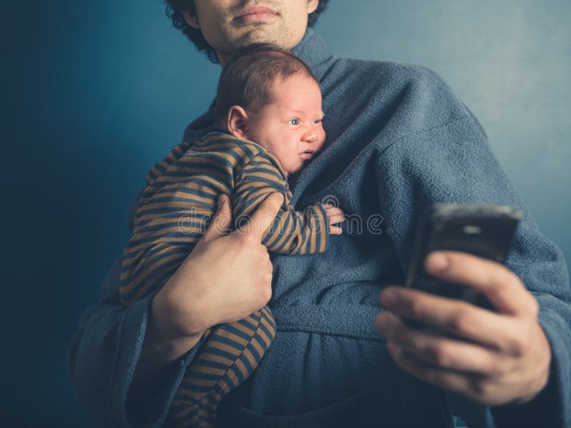 Padre tomando selfie con su bebé imagen de archivo