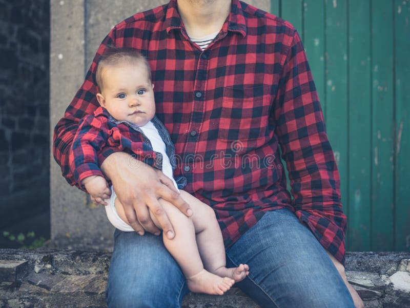 Padre y bebé con camisas idénticas fotos de archivo
